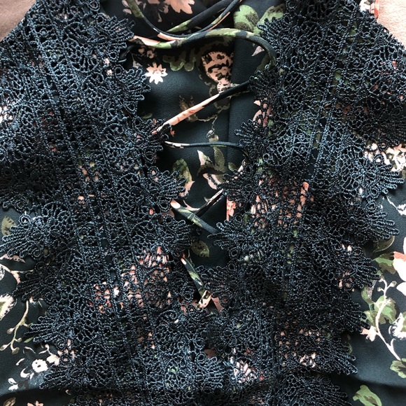 NWT Wayf Posie Lace Strappy Criss-Cross Camisole - Picture 5 of 7